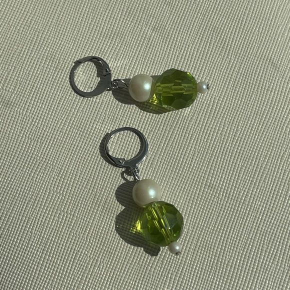 Green glass bead & glass pearl huggie hoop earrings - Picture 5 of 5